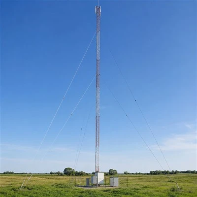 Torre delle telecomunicazioni tirata